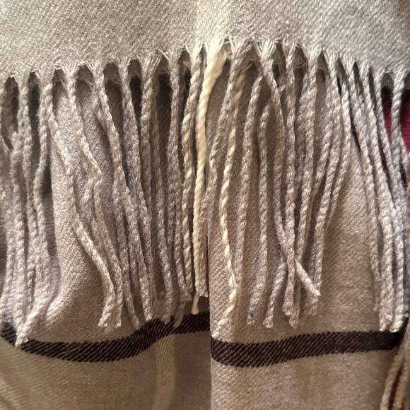 Love & Lore Elegant Gray Fringed shawl/scarf - Picture 5 of 8